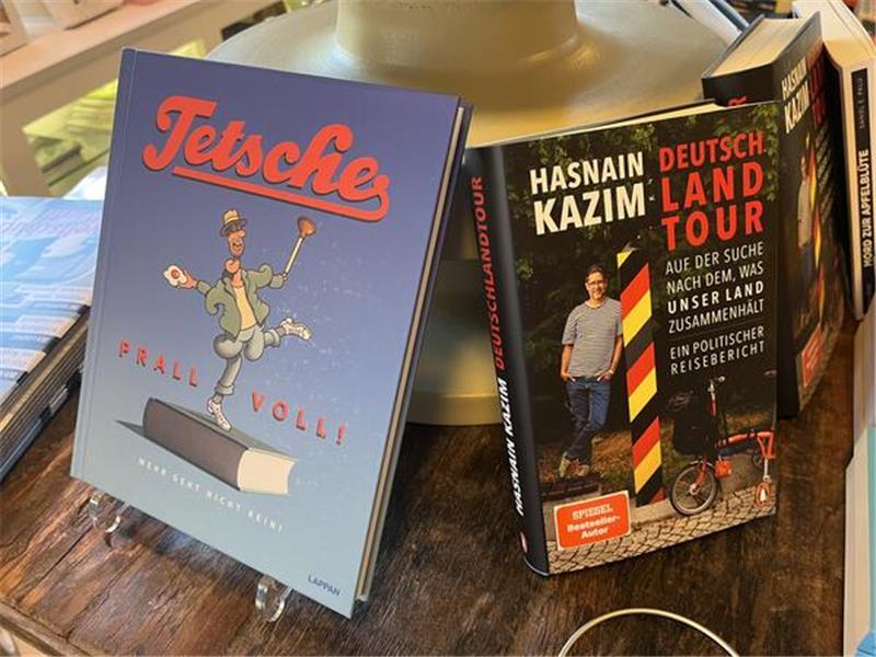 Hasnain Kazim liest im Alten Land aus seinem neuen Buch „Deutschlandtour“ und diskutiert mit Tetsche über Humor.