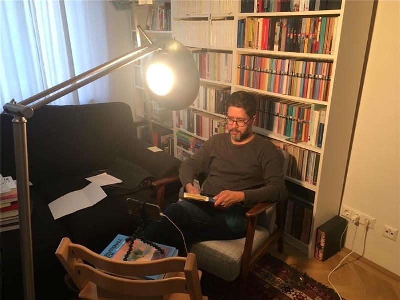 Hasnain Kazim liest in seinem improvisierten Studio daheim in Wien.