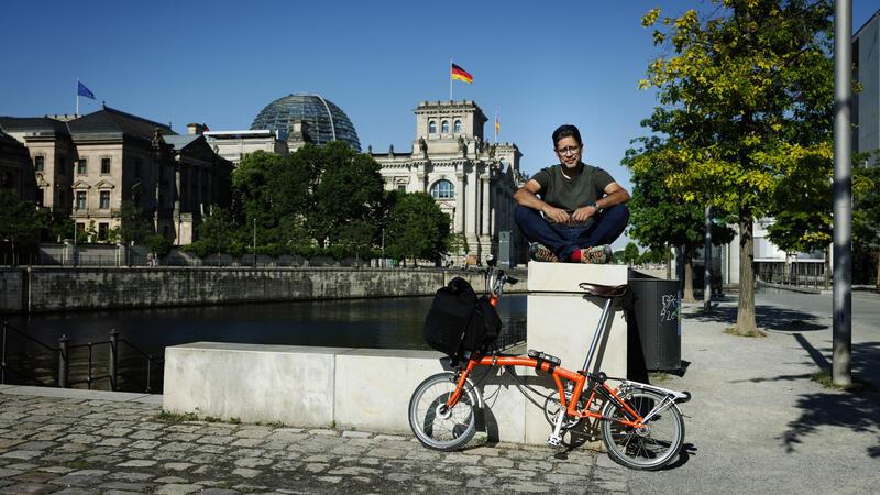 Hasnain Kazim mit Rad vor dem Reichstag in Berlin.