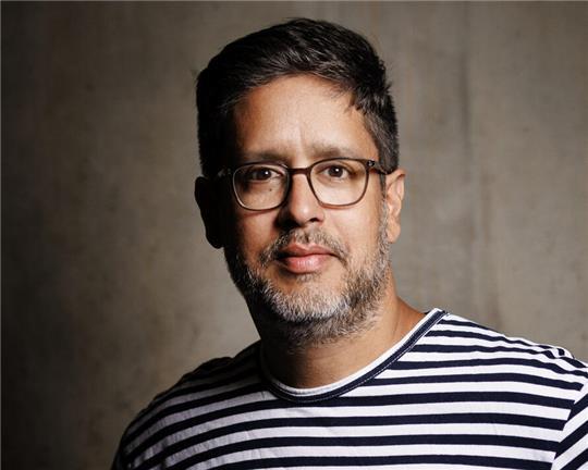 Hasnain Kazim präsentiert sein neues Buch „Deutschlandtour. Auf der Suche nach dem, was unser Land zusammenhält - Ein politischer Reisebericht“ in der Seminarturnhalle in Stade.