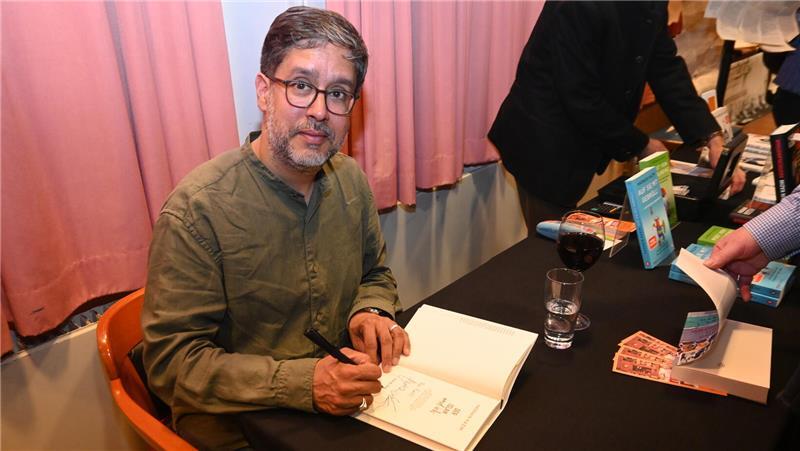 Volle Aula in Steinkirchen: Hasnain Kazim fordert mehr Mut zur Kritik Hasnain Kazim signiert sein neues Buch in Steinkirchen.