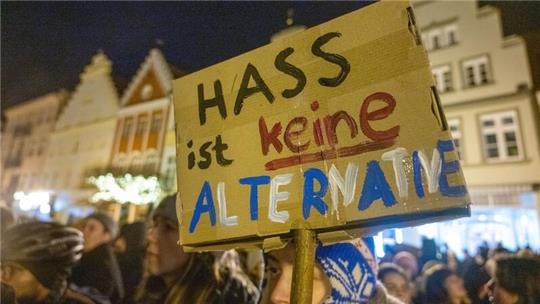 „Hass ist keine Alternative“: In Greifswald demonstrierten Hunderte Menschen Ende Januar gegen Rechtsextremismus.