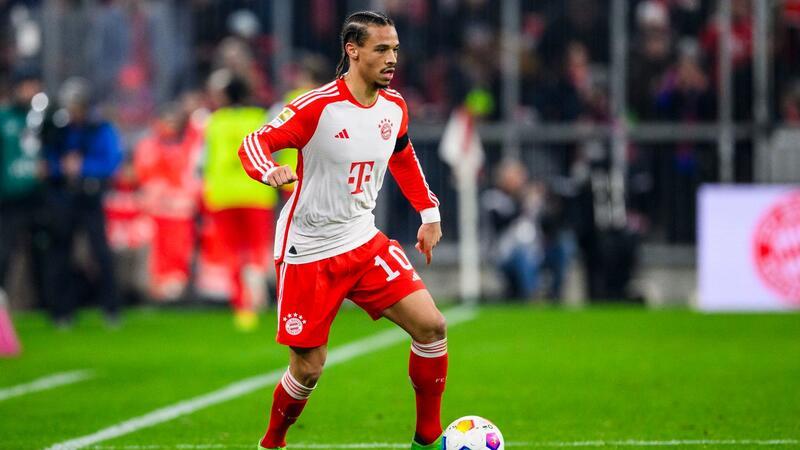 Vor Bayern-Spiel in Freiburg: Sané trainiert individuell Hat Probleme mit der Patellasehne am Knie: Bayerns Leroy Sane.
