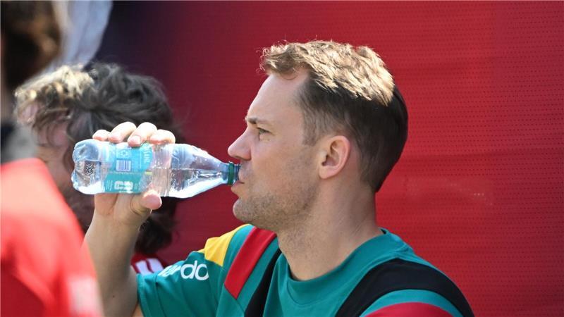 Die WM und das Wetter: im Extremfall „lebensbedrohlich“ Hat auch ohne Einsatz Durst: Fußball-Nationaltorhüter Manuel Neuer.