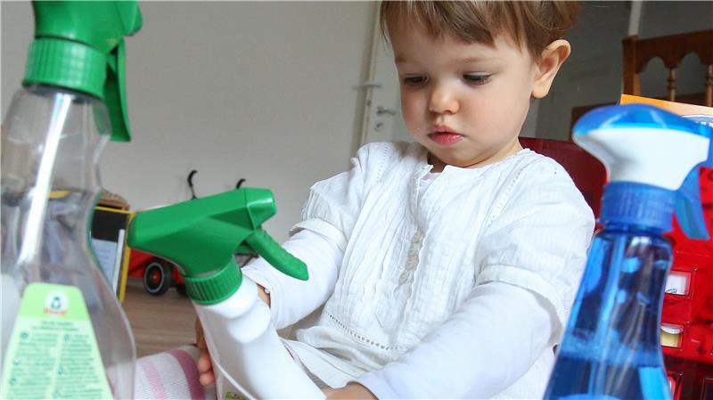 Hat das Kind Putzmittel zu sich genommen, ist ein Anruf beim Giftnotruf sinnvoll, um Profis die Situation einschätzen zu lassen.