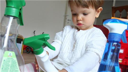 Hat das Kind Putzmittel zu sich genommen, ist ein Anruf beim Giftnotruf sinnvoll, um Profis die Situation einschätzen zu lassen.