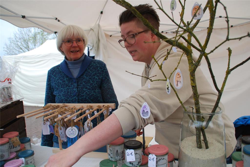 Hat den Deckel zur Milchkanne: Trödelonkel Ralf mit Kundin Iris Dietrich.
