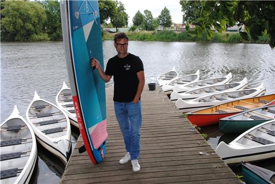 Hat den SUP-Club am Stade-Beach entwickelt: Philipp Heindl, ein Unternehmer aus Hamburg mit Wiener Herkunft.