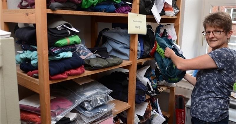 Hat den Überblick über 500 Fundsachen, die bei der Stadt gestrandet sind: Marita Vagts . Fotos Strüning