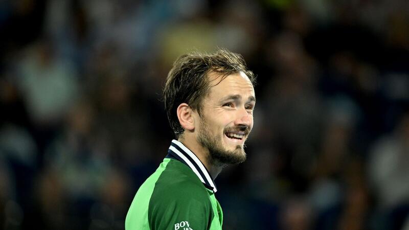 Nach Führung: Zverev verpasst Finale in Melbourne Hat die Partie gegen Alexander Zverev nach einem 0:2-Satzrückstand noch gedreht: Der Russe Daniil Medwedew.