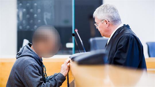 Hat er seine eigene Familie angegriffen, seine Frau getötet und seine Tochter lebensgefährlich verletzt? Der Angeklagte will sich im Prozess äußern.