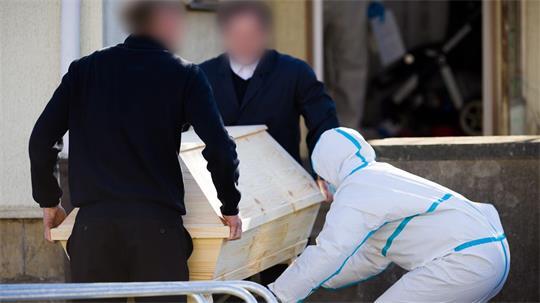 Hat er seine eigene Familie angegriffen und seine Frau getötet? Ein 49-Jähriger steht nun in Hannover vor Gericht. (Archivbild)