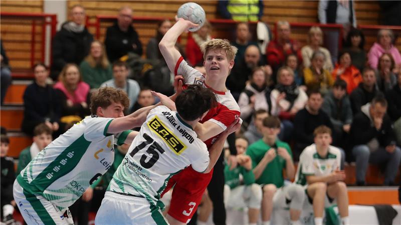 Hat es im Rückraum mit weitaus kräftigeren Gegnern zu tun: Dennoch gelingen Theo Bode vier Tore.