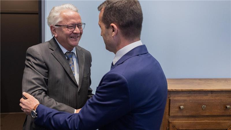 Hat gut Lachen: Rheinmetall-Chef Armin Papperger begrüßt Indra-Chef Ángel Escribano. 