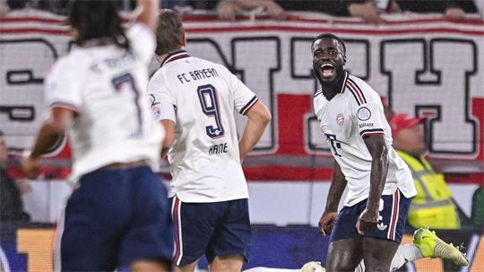 Hat gut lachen: Bayern-Verteidiger Dayot Upamecano feiert sein Tor zum 1:0.