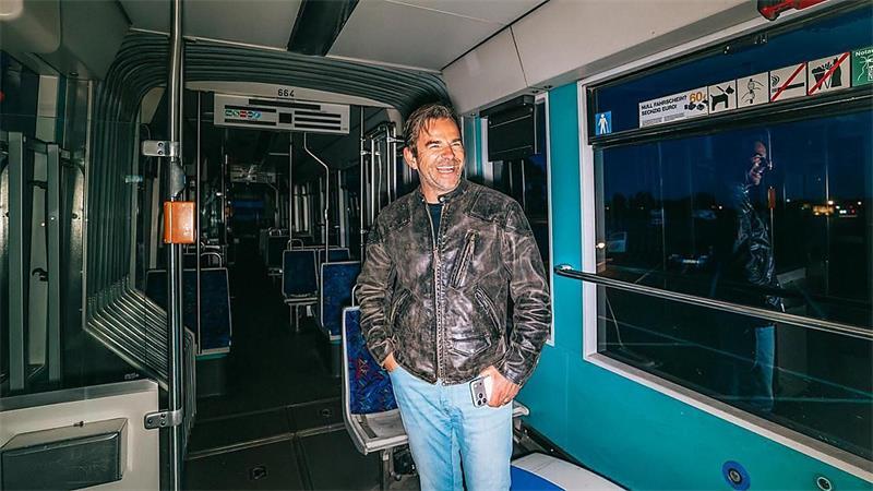 Karls Freizeitpark: Die nächste Attraktion verzögert sich Hat gut lachen: Robert Dahl freut sich, dass die Straßenbahn aus Rostock nach Rövershagen kommt. Und bald auch aufs Karls-Gelände nach Loxstedt.