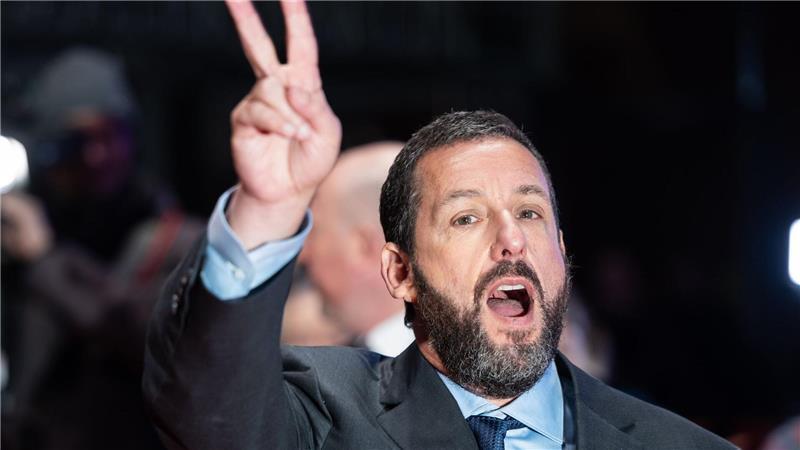 Sandlers zweiter Happy-Film: 90er-Humor glückt auch 2025 Hat gut lachen und Grund für eine Siegerpose: Adam Sandler ist mit „Happy Gilmore 2“ ein erfolgreiches Sequel gelungen. (Archivbild)