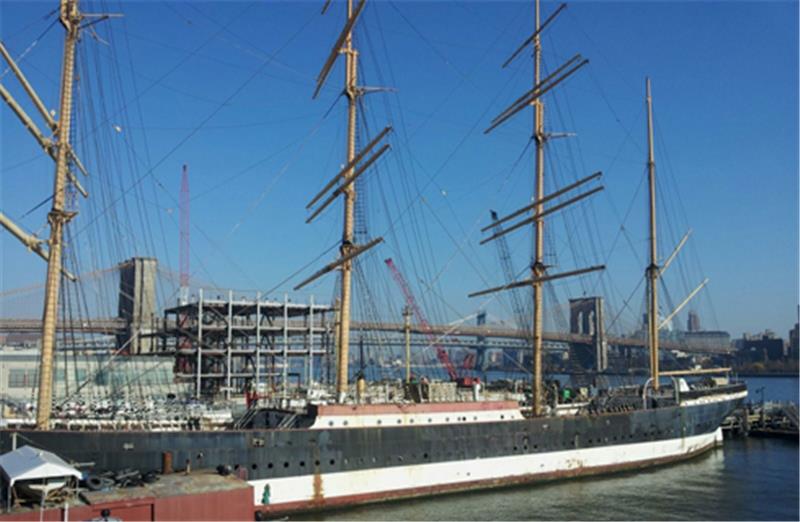 Hat schon bessere Tage gesehen: Die „Peking“ im South Street Seaport Museum in New York. Foto: Christian Kuntze