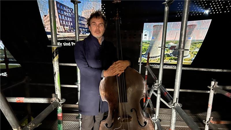 Hat sein Kontrabass im Inneren des ehemaligen Meilers aufgebaut: Sebastian Gramss.