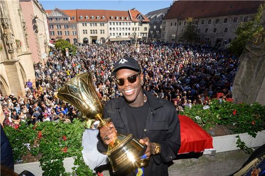Hat sich ins Goldene Buch der Stadt Braunschweig eingetragen: DBB-Kapitän Dennis Schröder.