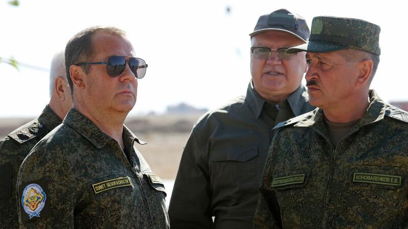 Medwedew reklamiert mit Karte gesamte Ukraine für Russland Hat sich seit dem russischen Angriff auf die Ukraine zu einem der größten Hardliner entwickelt: Dmitri Medwedew (l.).