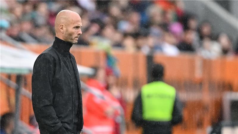HSV gegen Wolfsburg: Stimmungshoch gegen Stimmungstief Hat vorerst Rückendeckung in Wolfsburg: VfL-Cheftrainer Paul Simonis. (Archivbild)
