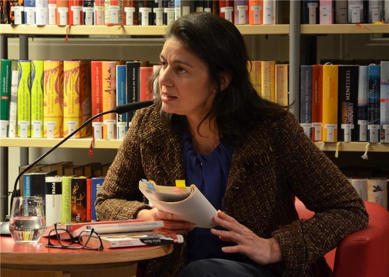 Hatice Akyün bei ihrer Lesung in der Stadtbibliothek. Foto Husung