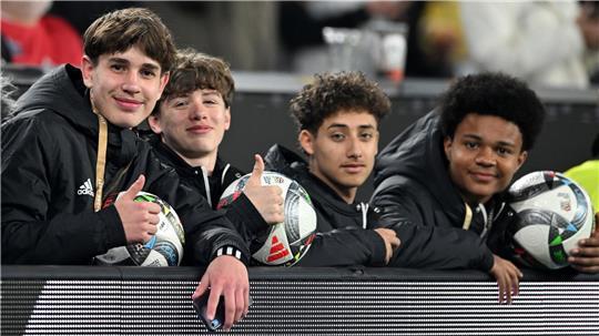 Hatte Anteil an einem Überraschungstor der deutschen Fußballer: Balljunge Noel Urbaniak (l.).