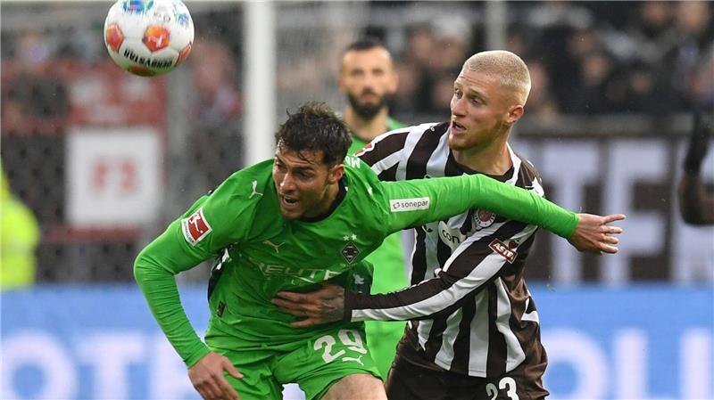 St. Pauli geht im eigenen Stadion gegen Gladbach unter Hatte Pech mit einem Pfostenschuss: Gladbachs Joe Scally.