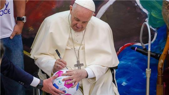 Hatte auch ein Herz für den Fußball: der am Ostermontag gestorbene Papst Franziskus.