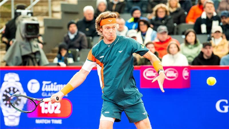 Hatte im Viertelfinale in Hamburg einige Mühe gegen Luciano Darderi: Andrej Rubljow. 