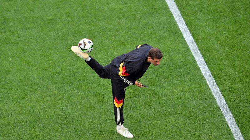 Müller mit Handy am Ohr und Tricks am Ball Hatte schon vor dem Anpfiff einen besonderen Auftritt auf dem Rasen des Münchner EM-Stadions: Thomas Müller.