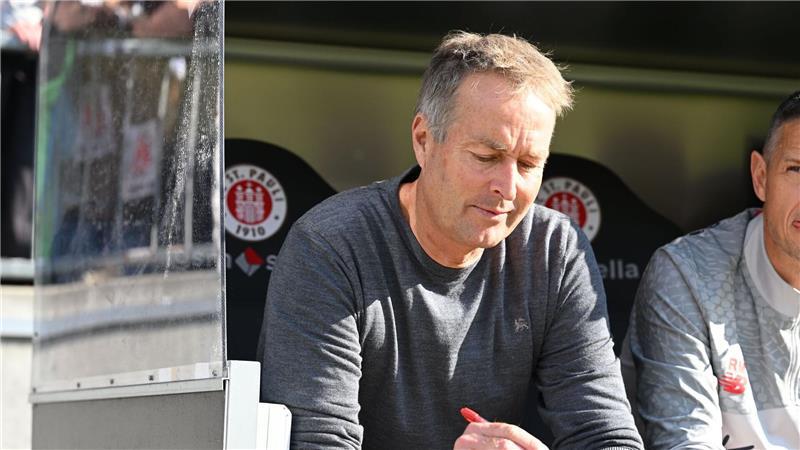 Hatte sich im Spiel beim FC St. Pauli viel zu notieren: Bayer-Trainer Kasper Hjulmand.