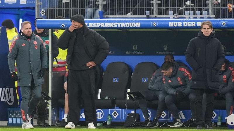 Starker HSV trotzt Über-Bayern ein 2:2 ab Hatte viel zu kritisieren: Münchens Trainer Vincent Kompany (2.v.l)