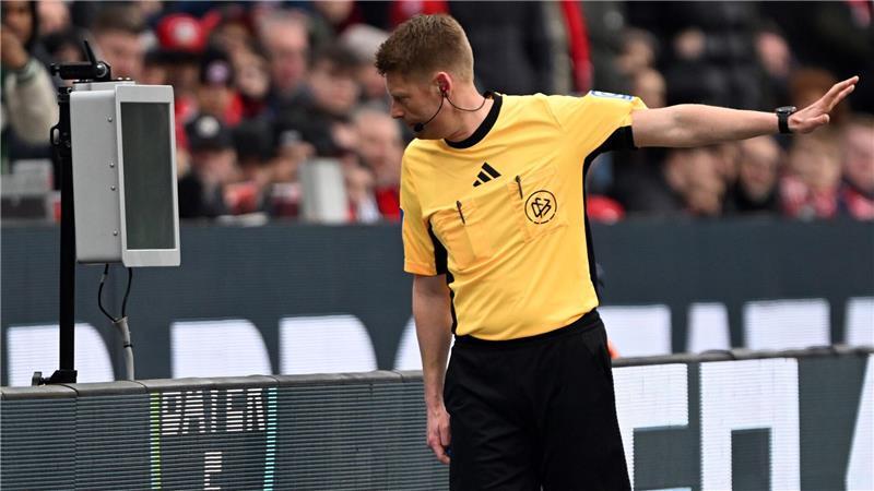 Hatte viel zu tun: Schiedsrichter Christian Dingert.