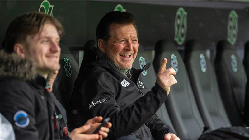 Hatte vor dem Spiel noch gut lachen: 96-Cheftrainer Christian Titz (r)