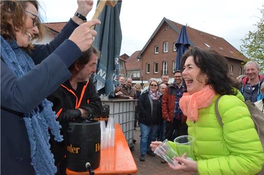 Hatten Spaß trotz Panne: Harsefelds Samtgemeindebürgermeisterin Ute Kück (links) und Flecken-Bürgermeisterin Susanne de Bruijn beim Fassanstich. Foto: Fehlbus