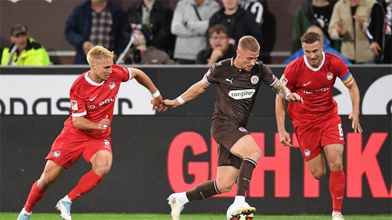 Wolfsburgs Einsicht: Weit weg, eine Top-Mannschaft zu sein Hatten gegen den FC St. Pauli viel zu tun: Wolfsburgs Hauke Wahl (r) und Kilian Fischer. (l)