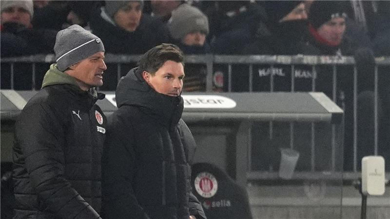 Hatten wenig Gutes beim Stadtderby gesehen: FC St. Paulis Trainer Alexander Blessin (l) und HSV-Kollege Merlin Polzin. 