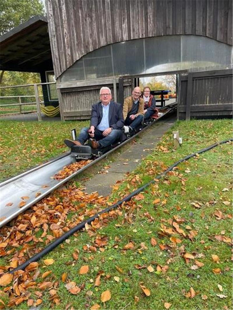Das ändert sich im beliebten Spielpark Wingst Hauke Scheepker, Patrick Pawlowski und Sandra Tiedemann auf den neuen Schlitten, die in der nächsten Saison im Spielpark Wingst zum Einsatz kommen.