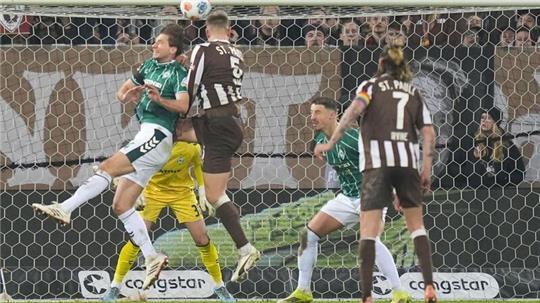 Hauke Wahl (2.v.l) trifft zum 1:0 für den FC St. Pauli.