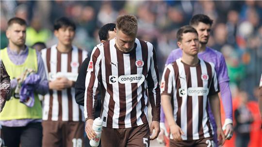 Hauke Wahl (M.) und Teamkollegen auf der Bundesliga-Abschiedsrunde.