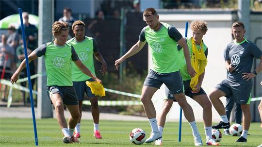 Hauke Wahl ist zweiter Kapitän beim VfL Wolfsburg. (Archivbild)