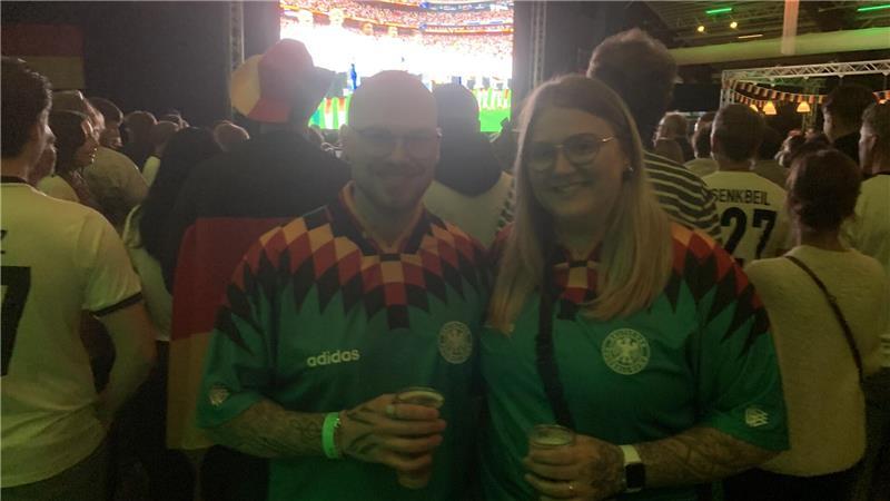 Wo ist die WM-Euphorie? Ein Streifzug durch den Kreis Stade nach dem 7:1 Hauke und Neele aus Ahlerstedt gucken die deutschen WM- und EM-Spiele immer in Harsefeld. Sie glauben an den Titel.