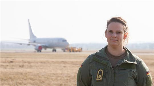Hauptbootsmann Eike ist Flugzeugmechatronikerin. Vor ihrer Zeit bei den Marinefliegern ist sie acht Jahre als Antriebsmeisterin zur See gefahren.