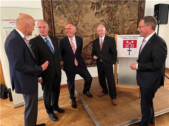 Hauptdarsteller des Landtags der Landschaft (von links): VGH-Chef Ulrich Knemeyer, Direktor Hans-Eckard Dannenberg, Präsident Georg von der Decken, Jörg Mielke und Landrat Kai Seefried. Foto: Strüning