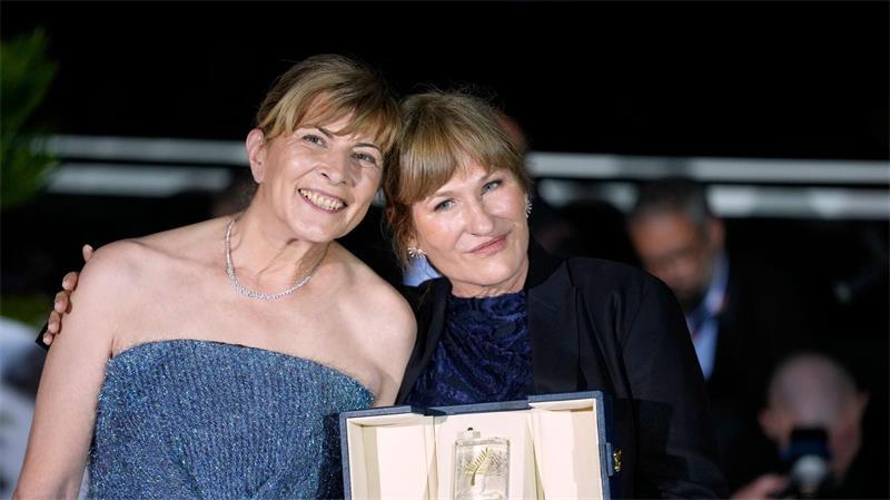 Hauptdarstellerin Jana Radewa (l) und die Regisseurin Valeska Grisebach in Cannes. (Archivbild)