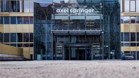 Haupteingang des Axel-Springer-Hochhauses.