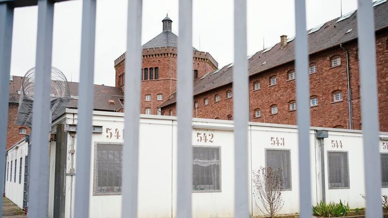 Verurteilter Mörder auf der Flucht - Polizei fahndet weiter Hauptgebäude der Justizvollzugsanstalt Bruchsal.