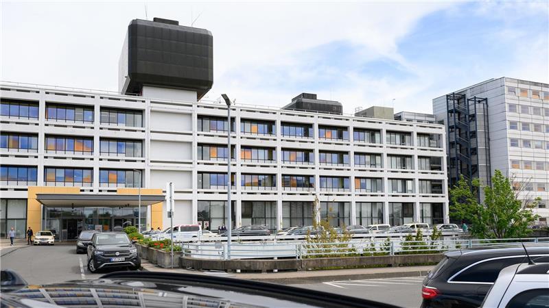 Hauptgebäude der Universitätsmedizin Göttingen. Durch Partnerschaften etwa zwischen Hochschulen und Unternehmen will Niedersachsen im Bereich der Lebenswissenschaften mit der Region Hannover-Göttingen-Braunschweig weltweit führend werden. (Symbolbild)